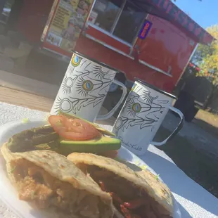 Café de canela con Nescafe y 2 gorditas una de chicharrón y la otra de pastor