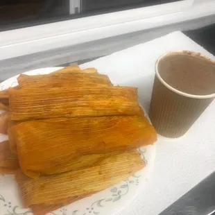 Tamales y champurrado