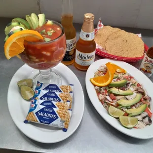Cóctel de camarón tostada mixta acompáñalos con tu rica cerveza bien fría