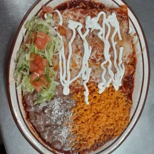 Deliciosas enchiladas rojas ya sea de queso de pollo o de carne de res