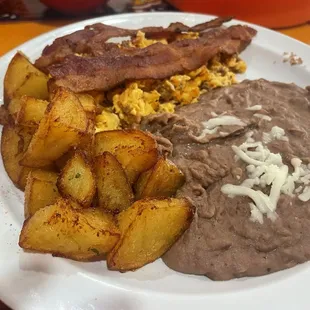 Chorizo con huevo, papas y frijoles.