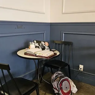 amply spacious tables and a cozy corner I really like ^_^
