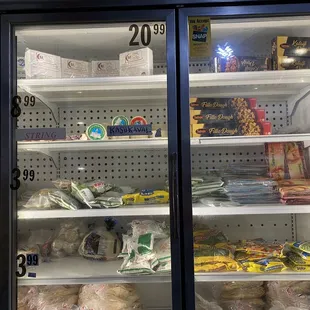a display case of food in a grocery store
