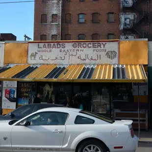 a car parked in front of a grocery
