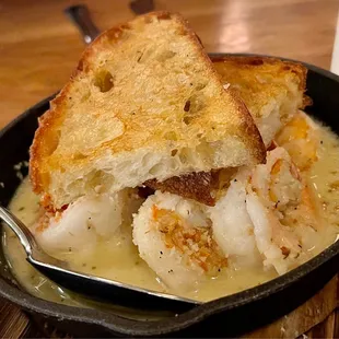 Garlic, butter, bread and shrimp... what&apos;s not to like?