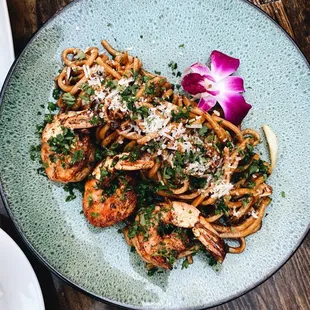 Garlic noodle with prawns. Yuuuuuge prawns.