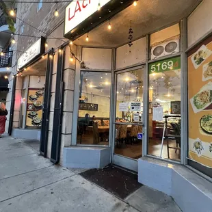 the outside of a restaurant
