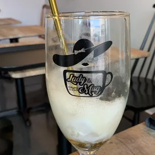 Quiet, upscale, relaxing, good breakfast sandwiches, coffee, and ecstatic drinks.