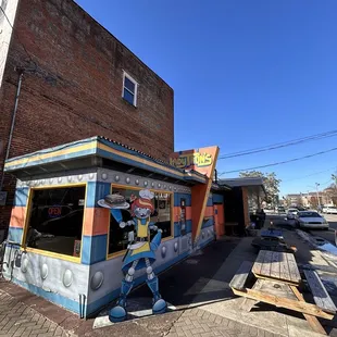 Lady Trons restaurant and patio.