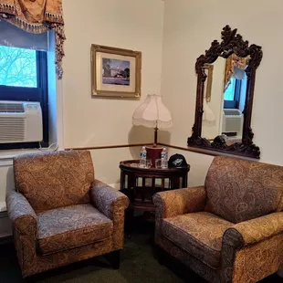 Sitting area. Water included. Ice bucket