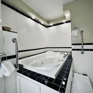Riverview King Suite Bathroom