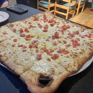 White pizza +tomatoes
