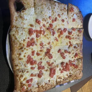 White pizza + tomatoes