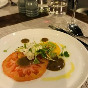 Fresh tomatoes with baby arugula