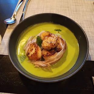 Scallops with pea puree