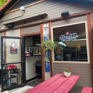 the outside of a restaurant