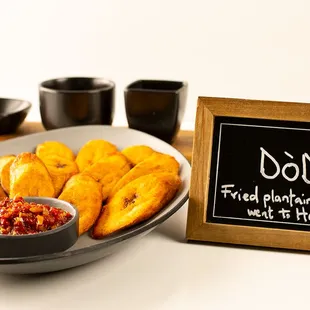 Dodo: Deep-fried plantains, a delightful treat on its own or a perfect complement to a variety of entrees. Enjoy its juicy sweetness