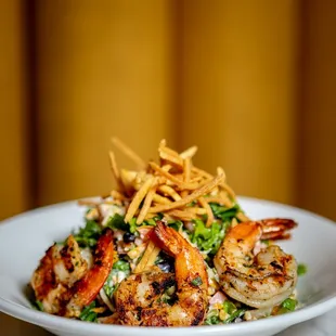 a plate of shrimp and vegetables
