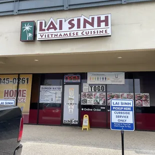 Storefront. No dine-in, only takeouts at this time (Oct 2021)