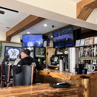 Good bar, lots of beer on tap