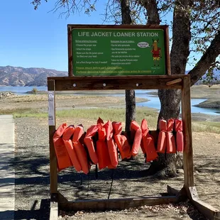 10.10.21 life jacket loaner station [Oak Shores Day Use]