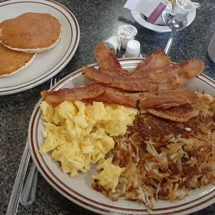 a plate of breakfast food