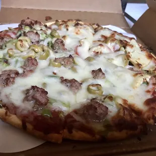 1/2 artichoke deluxe (there were no artichokes), 1/2 supreme. Didn&apos;t care for the gluten free crust either. Cheesy AF though.
