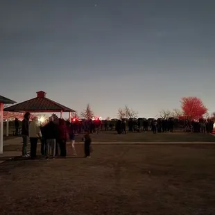 Lots of people out to see the comet ZTE c/2022