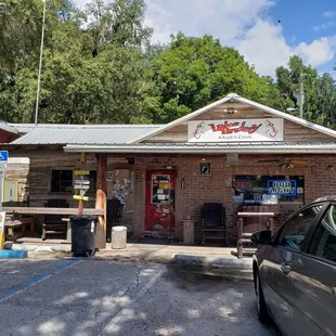 Lake Lindsey Market has delicious Boar&apos;s Head, made to order sandwiches and lots of cold drinks!!