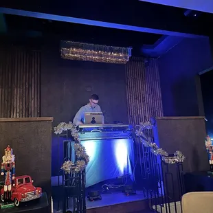 DJ