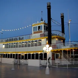 Dinner Cruises provide a unique and romantic escape from the daily grind.