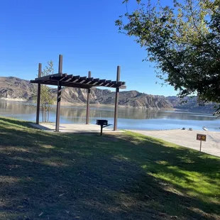 Lakeside 10min walk from campsites