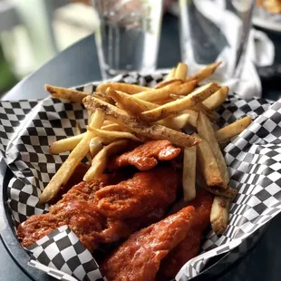 food, chicken wings and fried chicken