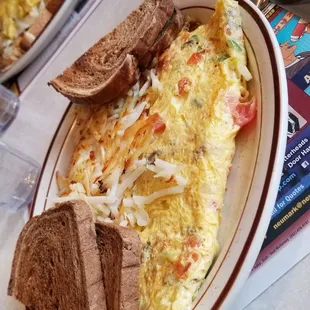 Veggie omelet with rye toast