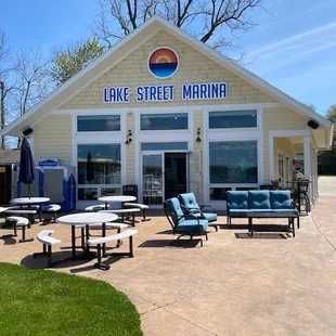 he front of the store