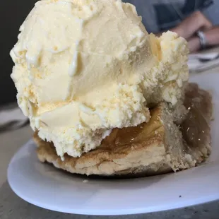 Apple pie with ice cream
