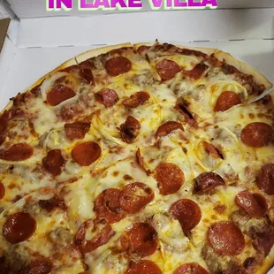 16&quot; Pizza sausage, pepperoni and onion