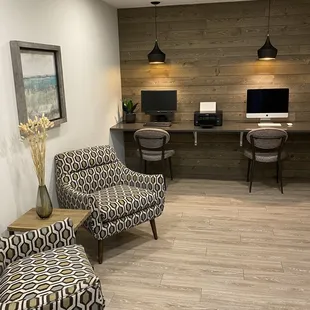 Business Center with MAC, Windows, Printer, and Scanner