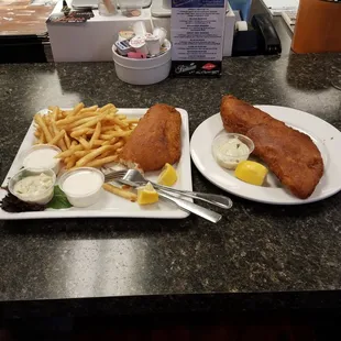 Whoa! I ordered the walleye dinner and got meals for the next week. Batter was from scratch with a full bottle of Schells beer. Delicious!!