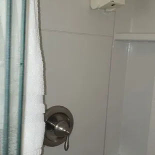 TV super Clean bathroom