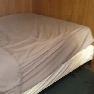 Queen bed, sheets had crumbs &amp; looked stained