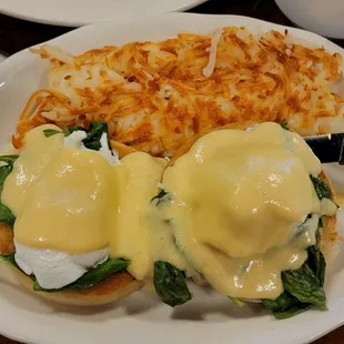 Florentine Benedict Eggs, option of Grits or Hash Browns. Light flavor, very filling.