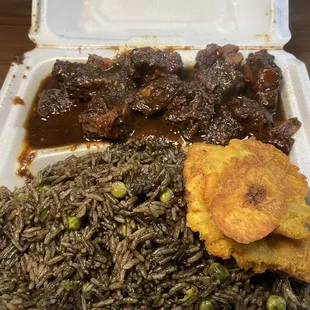 Oxtail plate with green plantains