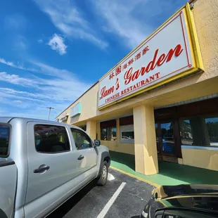 the outside of a restaurant