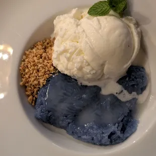 Coconut ice cream and sticky rice