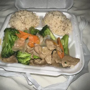 Beef and broccoli plate ,pale and slimy beef!!