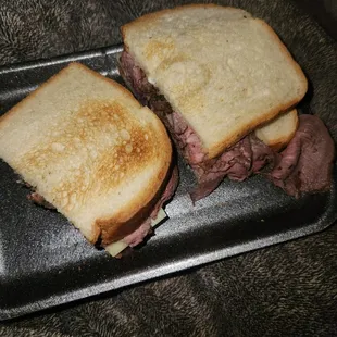 beef tenderloin with pepper jack and red onion on toastrd white bread
