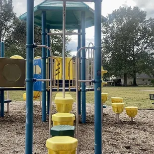 Older children seemed to enjoy this combo of stationary and hanging footholds