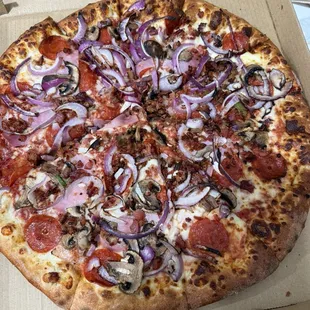 Extra large pizza with 7 items