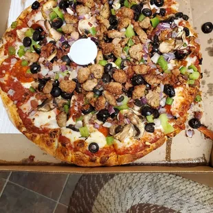 MEDIUM combo pizza...it's huge !